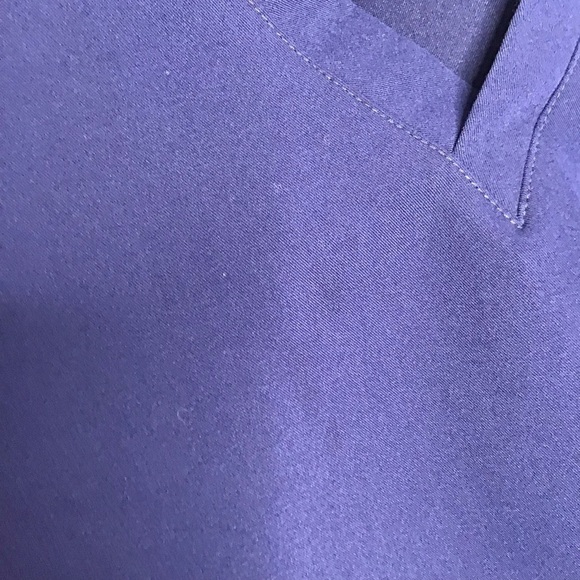 Figs Catarina One Pocket Scrub Top in Navy Size XLarge. - Picture 6 of 6